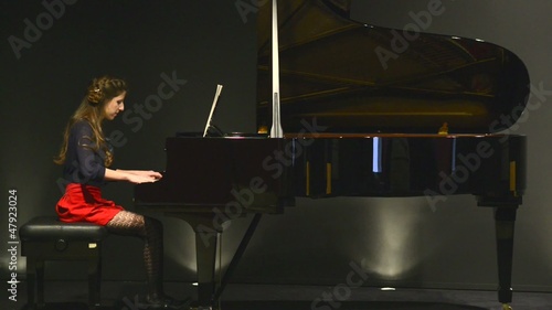 piano tocado por mujer