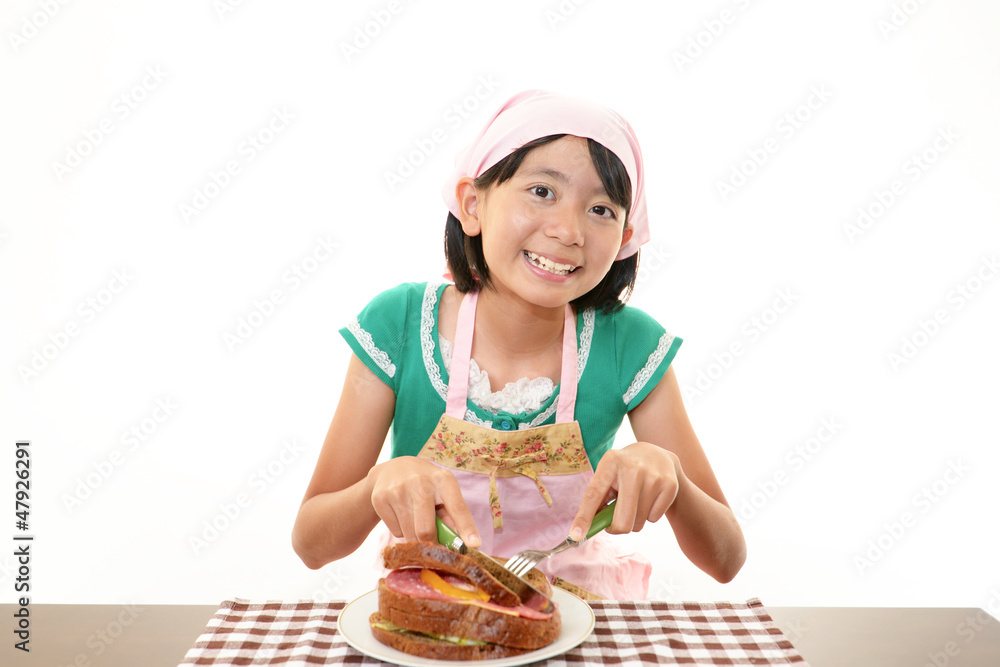 食事を楽しむ女の子