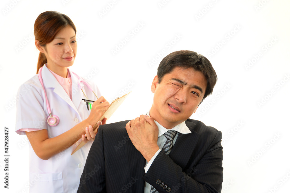 肩こりを訴える男性