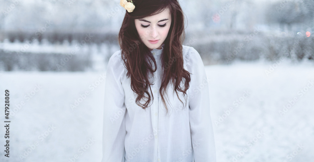 kobieta młoda zima modelka śliczna delikatna moda - obrazy, fototapety, plakaty 