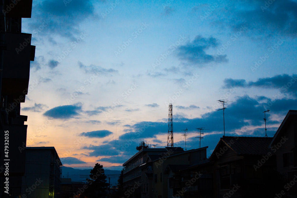 住宅地と夕焼けそ空