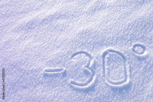 Minus 30 stopni napis na śniegu