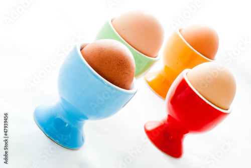 Jaja w kolorowych kieliszkach