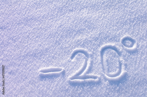 Minus 20 stopni napis na śniegu photo