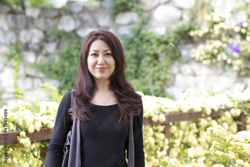 植物園にたたづむ黒い服のロングヘアーの女性 植物園にたたづむ黒い服のロングヘアーの女性