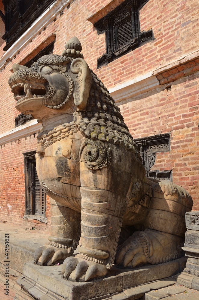 Бхактапур. Каменный лев у входа в королевский дворец.