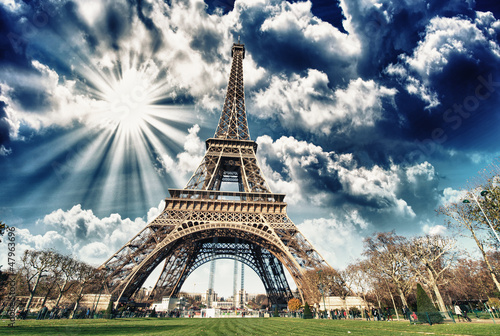 Naklejki na drzwi Wspaniały widok na Wieżę Eiffla w całej okazałości - Paryż