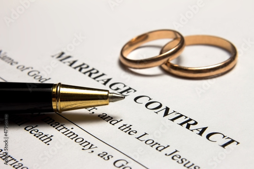 Принти на полотні Pen and gold rings on the marriage contract
