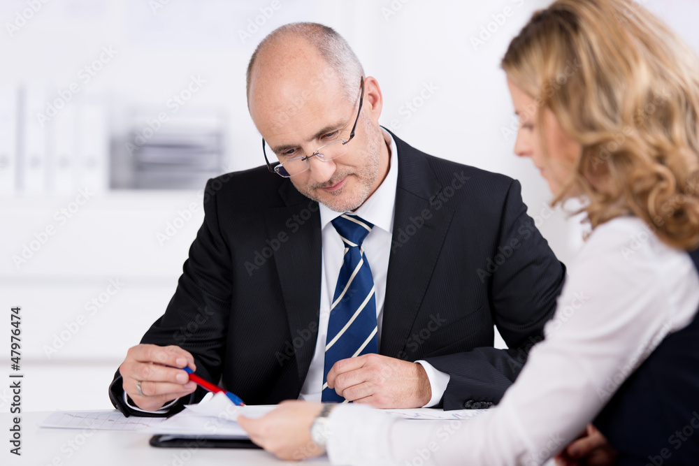 zwei kollegen in einer besprechung