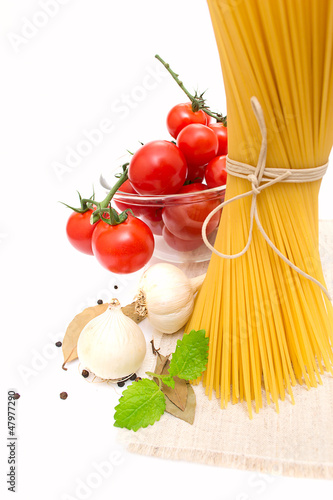 spaghetti, cherry tomatoes, onions, garlic, bay leaf, pepper on