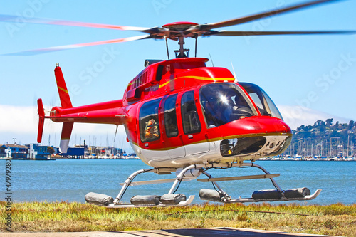 Startender Hubschrauber Bell 407 von malerischem Landeplatz