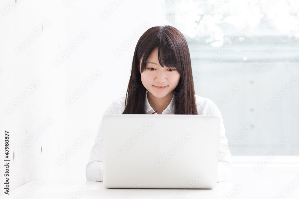 パソコンを使う女の子