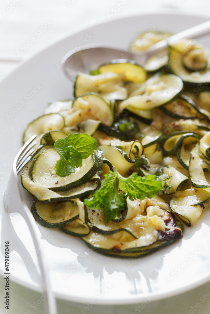 Nahaufnahme marinierter Zucchini. Nahaufnahme marinierter Zucchini.