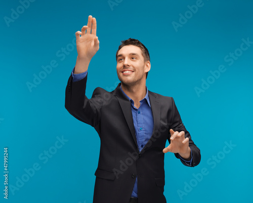 Foto man in suit working with something imaginary