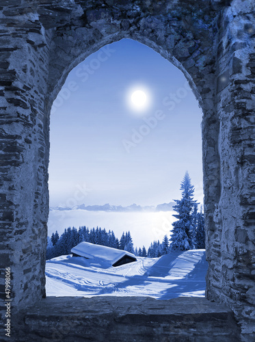 Burgfenster mit Mondlicht