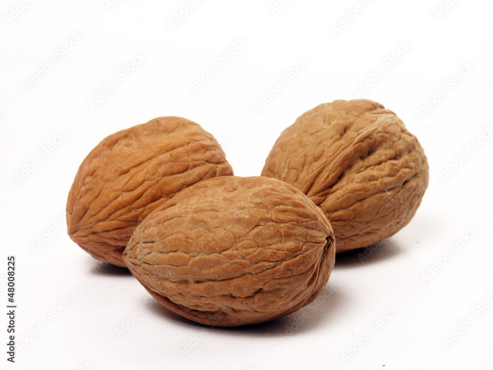 Nueces en fondo blanco,frutos secos. Nueces en fondo blanco,frutos secos.