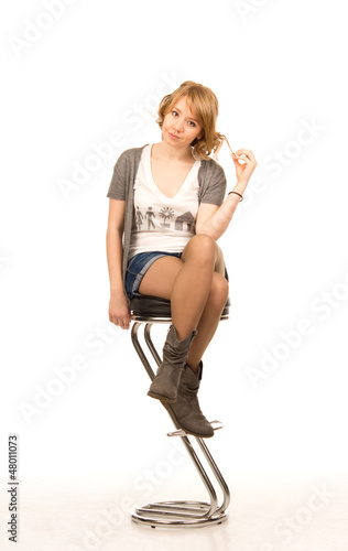 Obraz na płótnie Pretty blonde woman on a bar stool w salonie