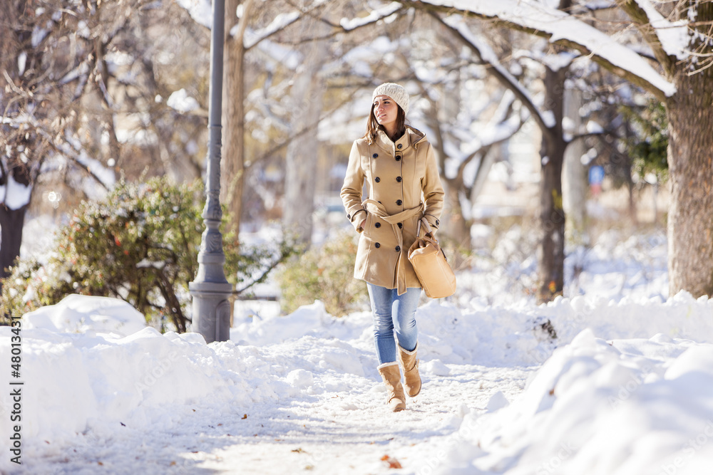 Naklejka premium Young woman at winter