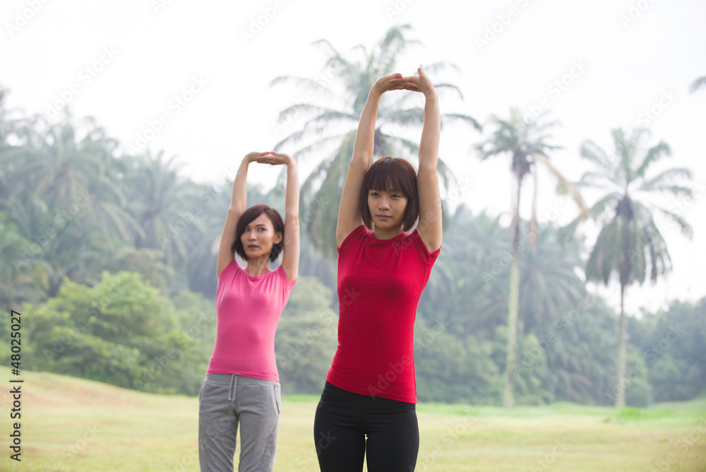 Obraz premium asian girls streching outdoor
