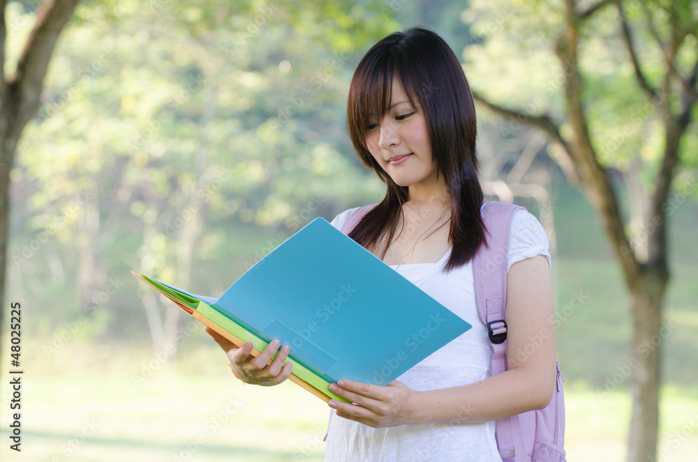 Fototapeta premium asian college girl studying outdoor