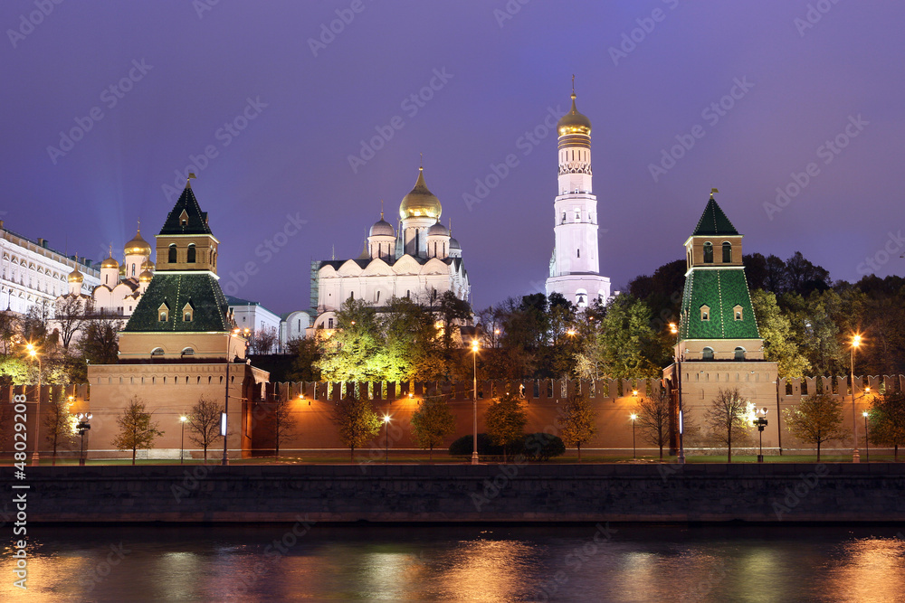Красивый вид на Московский Кремль вечером.