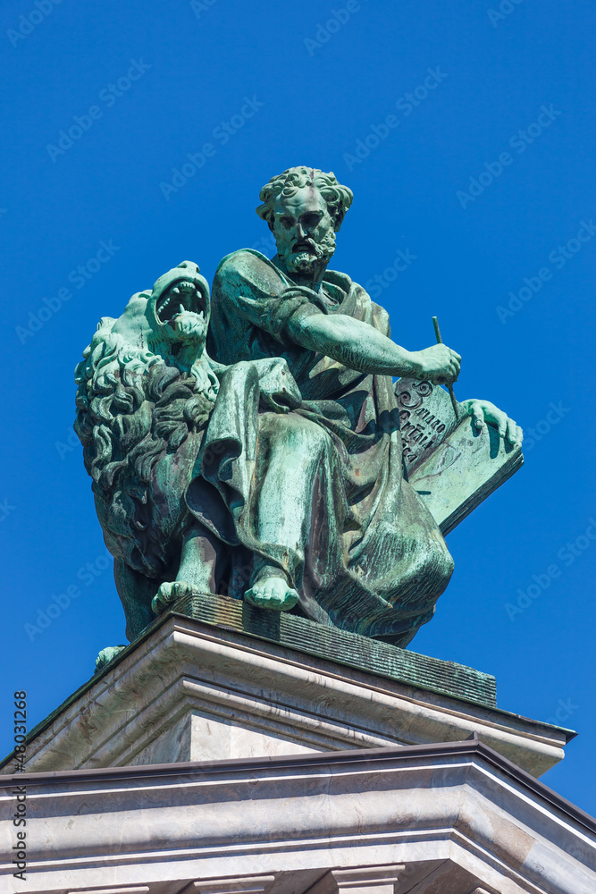 Obraz premium Apostle Mark, sculpture on Isaak cathedral in St.Petersburg