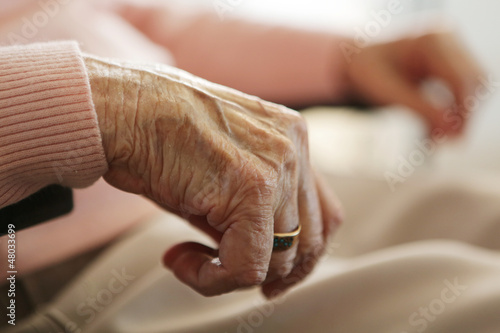 Faltige Hand einer seniorin