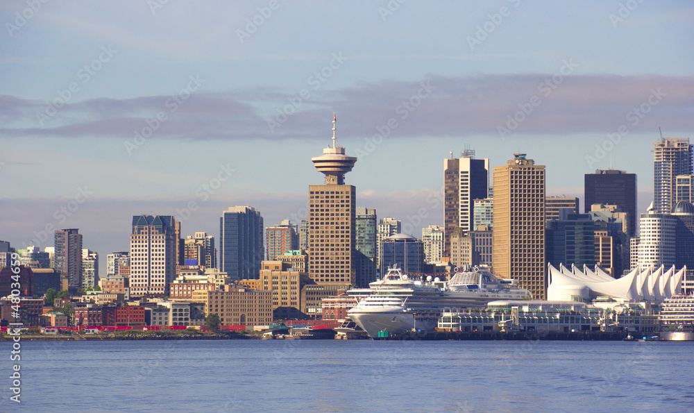 Naklejka premium Vancouver Canada cityscape with cruise ships.