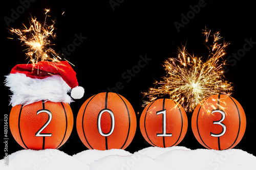 Jahreswechsel 2013 - Basketball mit Mütze und Feuerwerk
