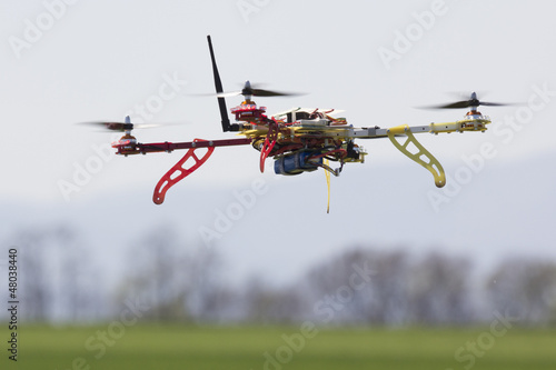 Fototapeta Naklejka Na Ścianę i Meble -  quadrocopter