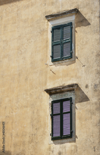okna z żaluzjami w mieście Korfu, Grecja
