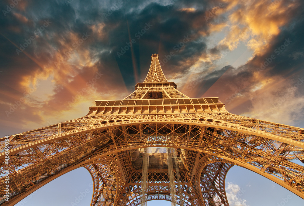 Fototapeta premium Beautiful view of Eiffel Tower in Paris with sunset colors
