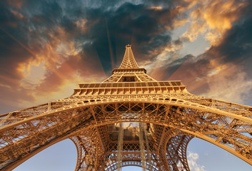 Papier peint photo Paris Tour Eiffel aux teintes du soir  © jovannig