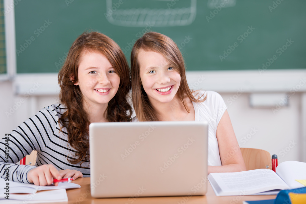 lächelnde schülerinnen am computer