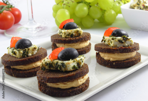 Foto Fingerfood: Pumpernickel mit Frischkäsecreme