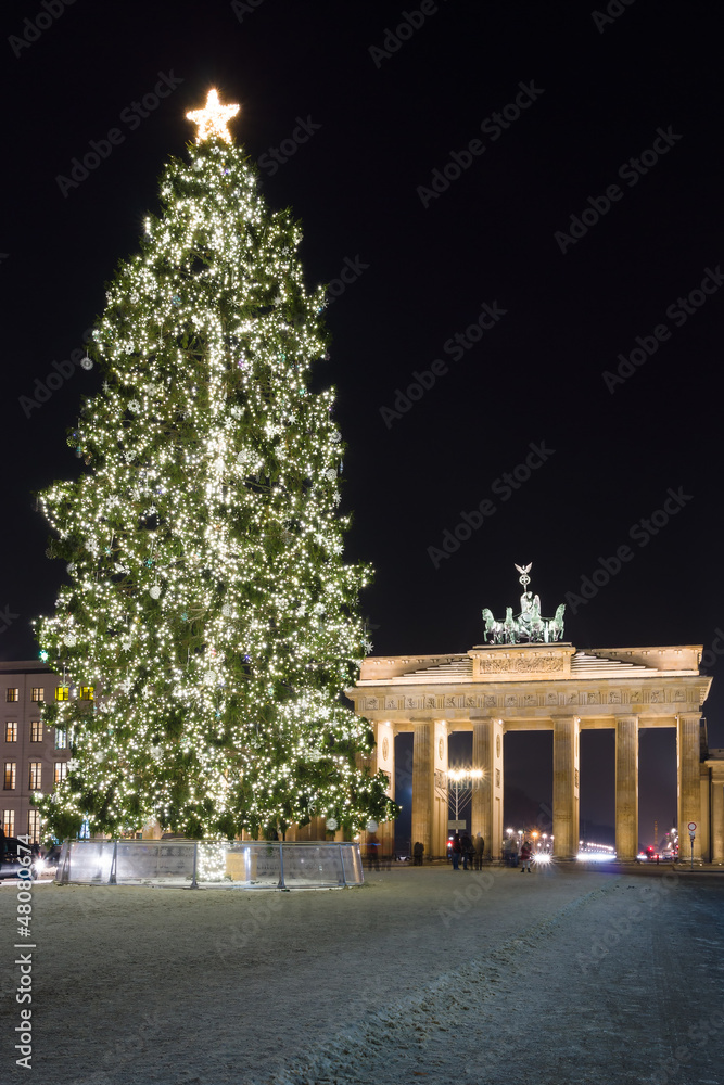 Fototapeta premium Brandenburg Gate and the Christmas tree.