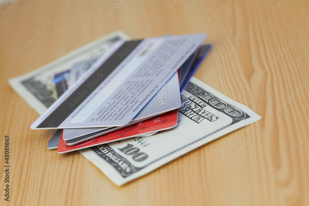 Obraz premium Credit card and 100 dollar close-up