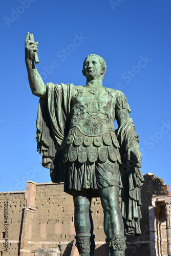 statue of julius caesar