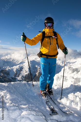 Glücklicher Skifahrer mit Daumen hoch