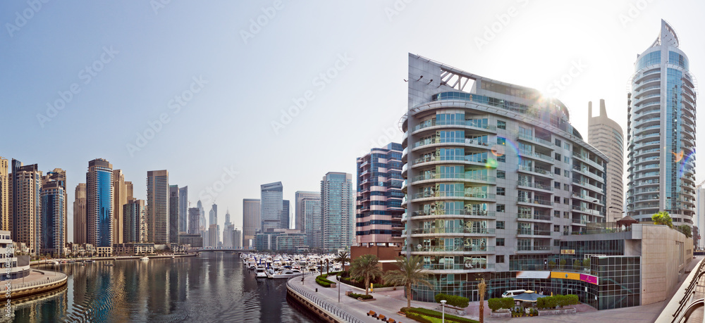Obraz premium Dubai Urban with Yacht