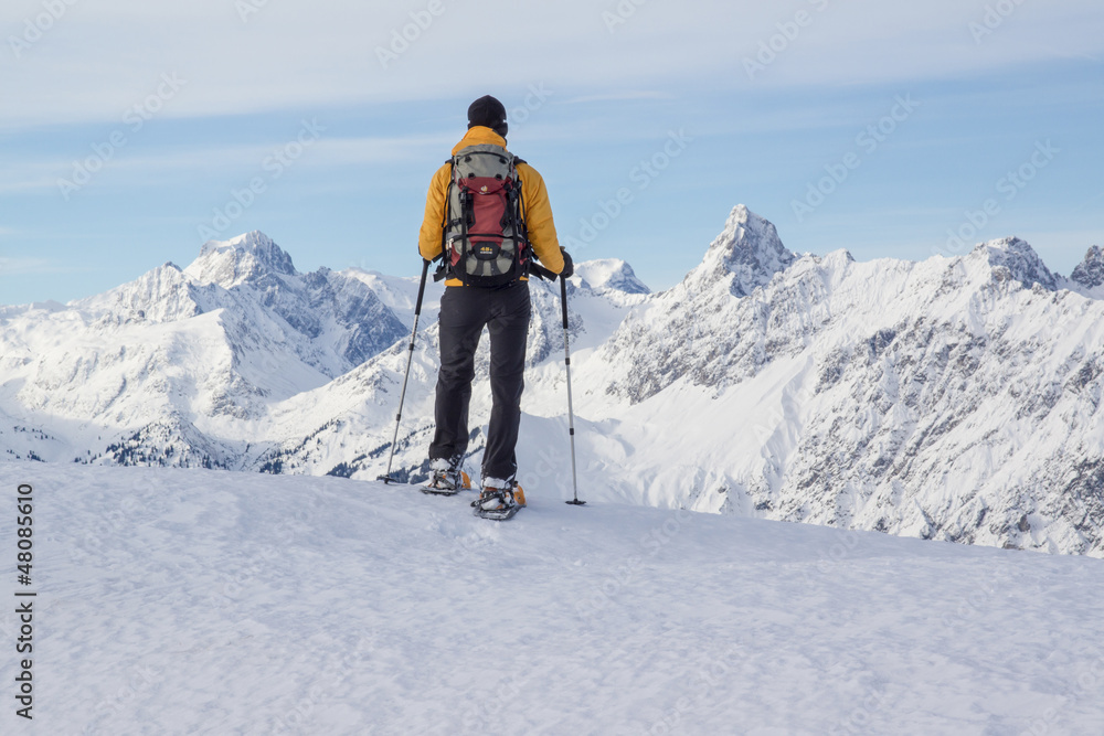 Schneeschuhwanderer in den Alpen