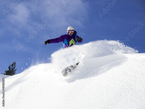 Snowboarderin im Tiefschnee