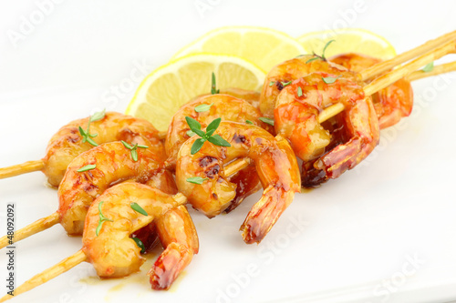 Glazed shrimp skewers with thyme and lemon