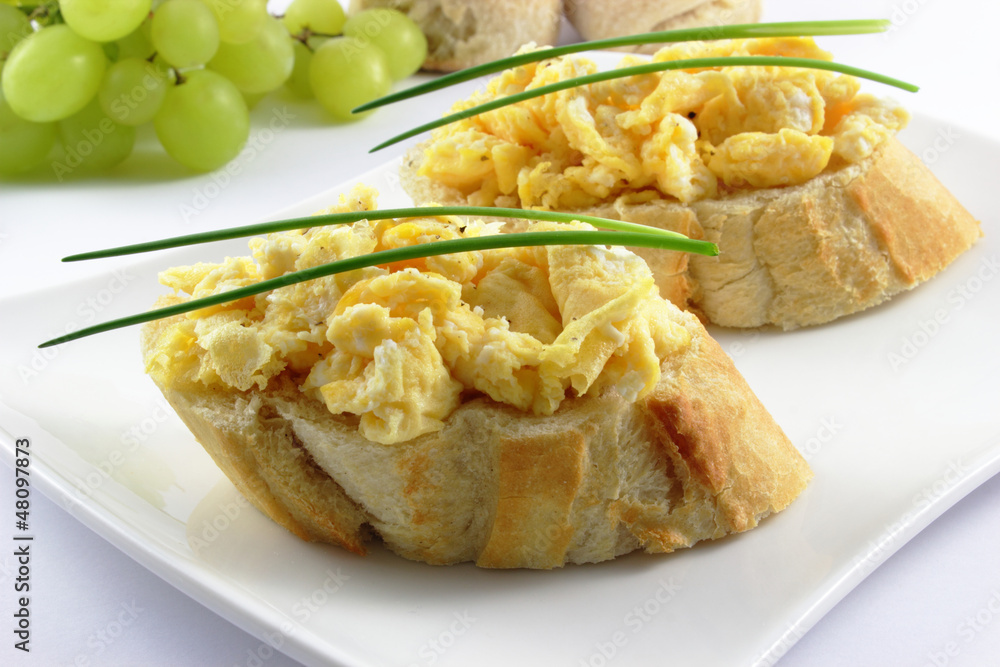 Baguette mit Rührei und Schnittlauch Baguette mit Rührei und Schnittlauch