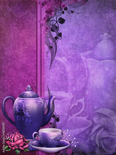 Fioletowe tło z filiżanką herbaty i czajnikiem