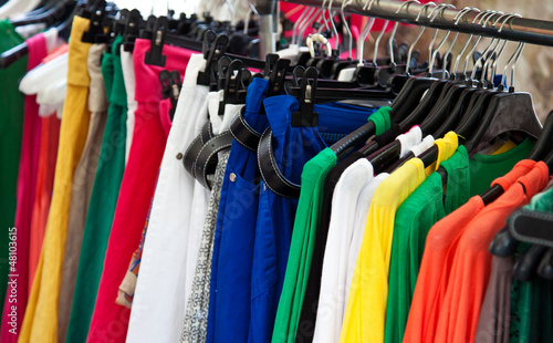 Kleiderständer mit diversen Kleidungsstücken
