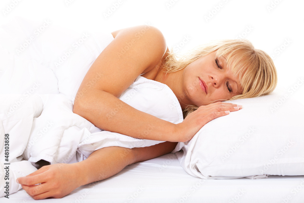 Attraktive junge Frau schläft im Bett Attraktive junge Frau schläft im Bett