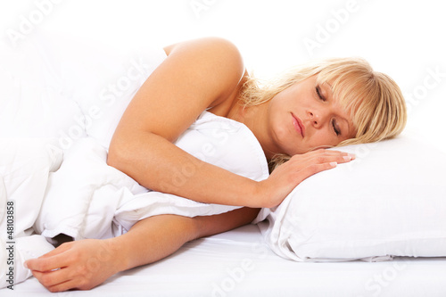 Attraktive junge Frau schläft im Bett
