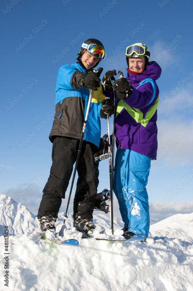 Skifahrer und Snowboarderin