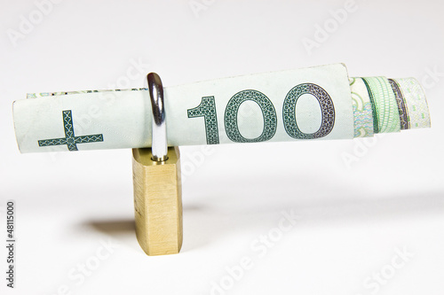 Kłódka z banknotem 100 złoty